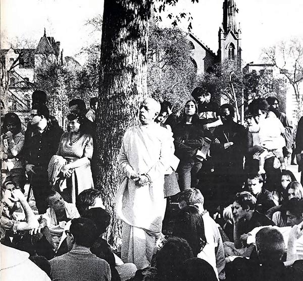 Шрила Прабхупада проповедует американцам в центральном парке Нью-Йорка и поёт Харе Кришна